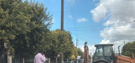 at="Retroexcavadora del EDOS trabajando en la calle junto a un poste de la Cooperativa Eléctrica tras el corte de energía en Concordia"