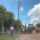 at="Retroexcavadora del EDOS trabajando en la calle junto a un poste de la Cooperativa Eléctrica tras el corte de energía en Concordia"