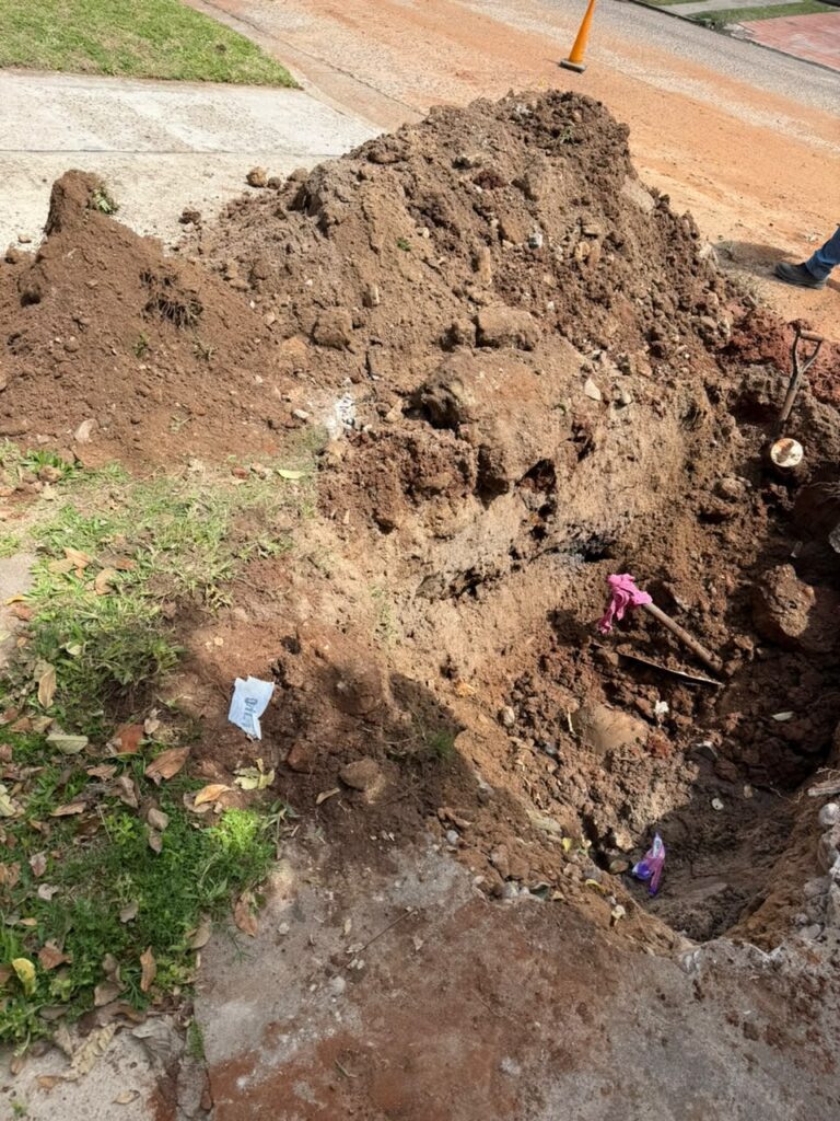 alt="Excavación con pala y pico en la calle donde se originó el corte de energía en Concordia"