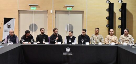 alt="Reunión del COE encabezada por el intendente Francisco Azcué para planificar la respuesta ante la creciente del río Uruguay en Concordia"