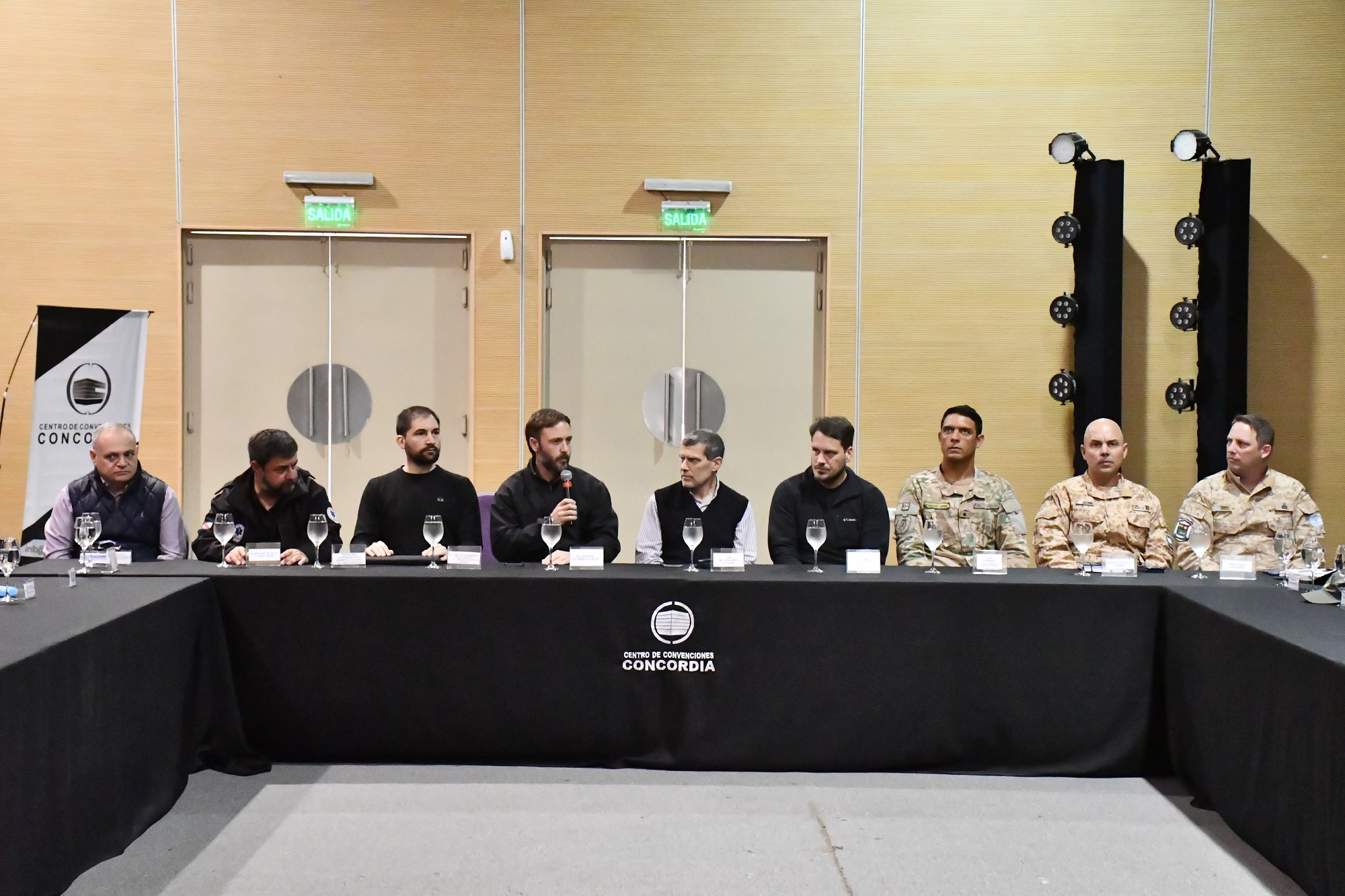 alt="Reunión del COE encabezada por el intendente Francisco Azcué para planificar la respuesta ante la creciente del río Uruguay en Concordia"