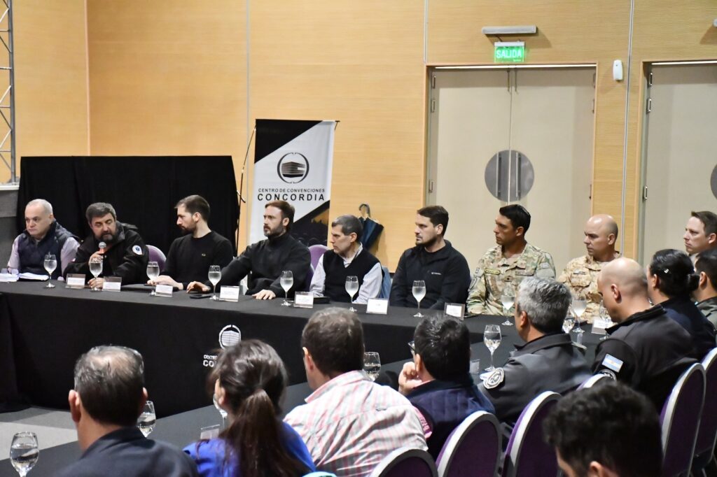 alt="Integrantes del COE en una mesa de trabajo por la creciente del río Uruguay en Concordia, en el Centro de Convenciones"