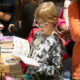 alt="Niño leyendo una historieta en un stand de la Feria Provincial del Libro en Concordia"