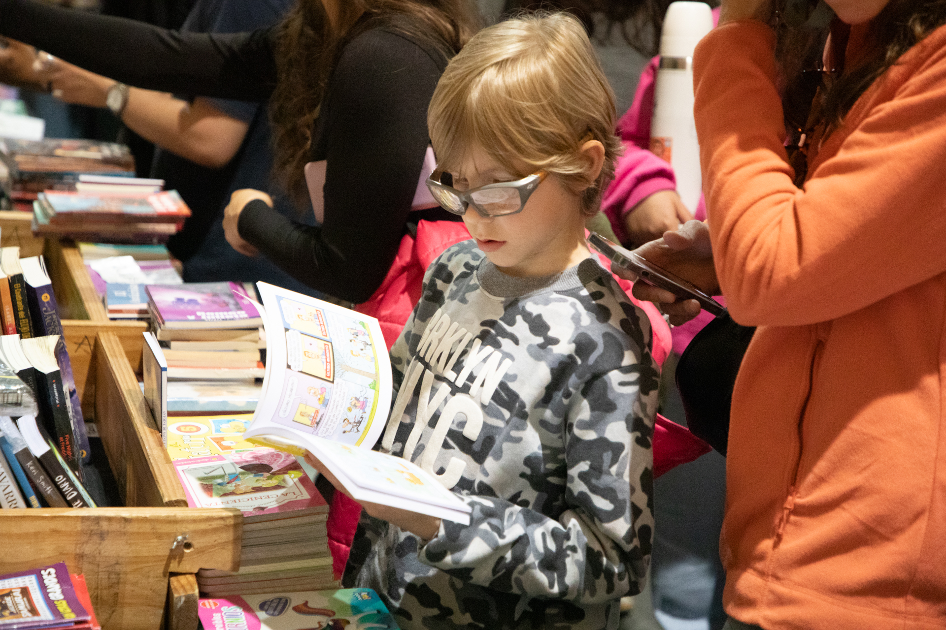 alt="Niño leyendo una historieta en un stand de la Feria Provincial del Libro en Concordia"