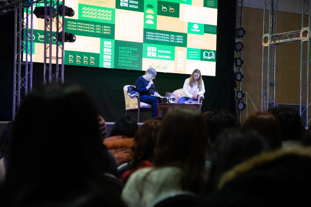 alt="Dos autores en charla frente al público en la Feria Provincial del Libro en Concordia"