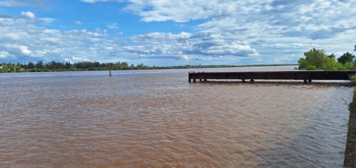 alt="Aguas marrones del río Uruguay crecido frente a Concordia, con una estructura metálica sobre el agua, en el marco de la prevención ante El Niño en Entre Ríos"