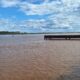 alt="Aguas marrones del río Uruguay crecido frente a Concordia, con una estructura metálica sobre el agua, en el marco de la prevención ante El Niño en Entre Ríos"