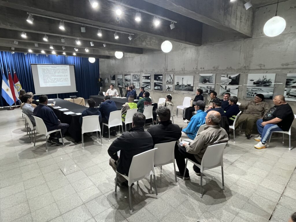 alt="Personal del Túnel Subfluvial sentado frente a una pantalla de proyección, con banderas al fondo, durante una capacitación de prevención ante El Niño en Entre Ríos"