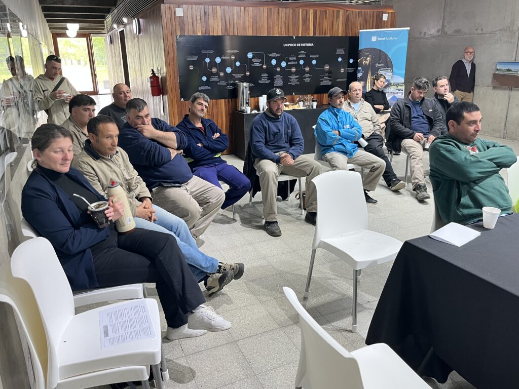 alt="Trabajadores del Túnel Subfluvial sentados en el Centro de Interpretación, con un panel histórico al fondo, durante una capacitación de prevención ante El Niño en Entre Ríos"