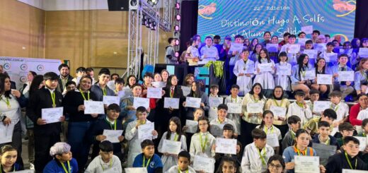 alt="Estudiantes distinguidos con la distinción Hugo Solís al alumno solidario en Concordia posan con sus certificados en el Centro de Convenciones de Concordia"