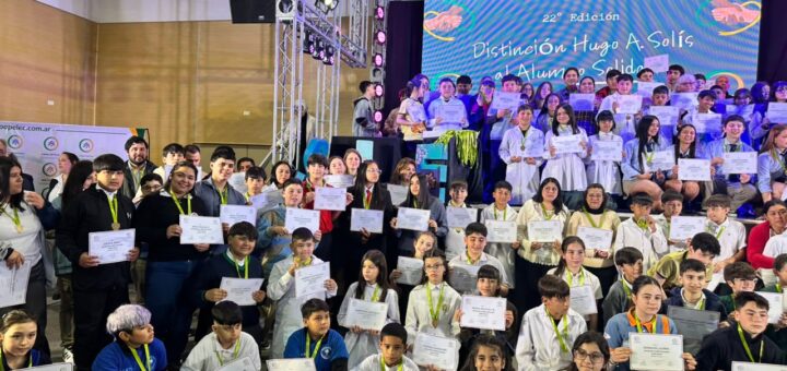 alt="Estudiantes distinguidos con la distinción Hugo Solís al alumno solidario en Concordia posan con sus certificados en el Centro de Convenciones de Concordia"