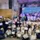 alt="Estudiantes distinguidos con la distinción Hugo Solís al alumno solidario en Concordia posan con sus certificados en el Centro de Convenciones de Concordia"