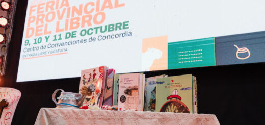 alt="Libros exhibidos bajo la pantalla de la Feria Provincial del Libro en Concordia, segunda edición, 9, 10 y 11 de octubre"