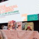 alt="Libros exhibidos bajo la pantalla de la Feria Provincial del Libro en Concordia, segunda edición, 9, 10 y 11 de octubre"