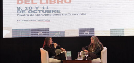 alt="Selva Almada dialoga con el público en la Feria Provincial del Libro de Concordia"