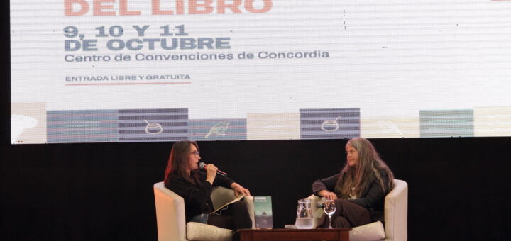 alt="Selva Almada dialoga con el público en la Feria Provincial del Libro de Concordia"