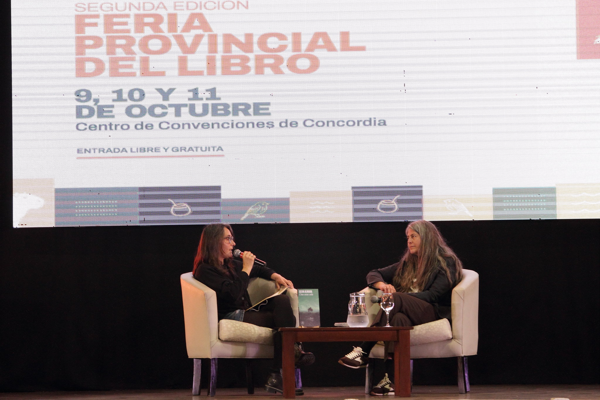 alt="Selva Almada dialoga con el público en la Feria Provincial del Libro de Concordia"