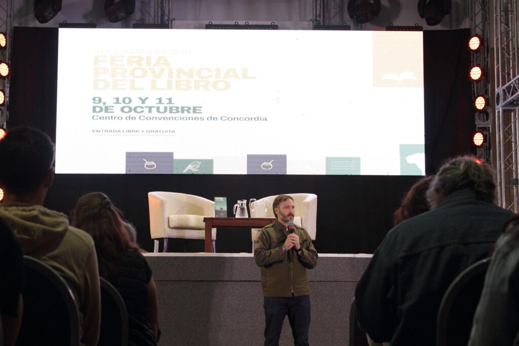 alt="El intendente Francisco Azcué habla en la apertura de la Feria Provincial del Libro de Concordia"