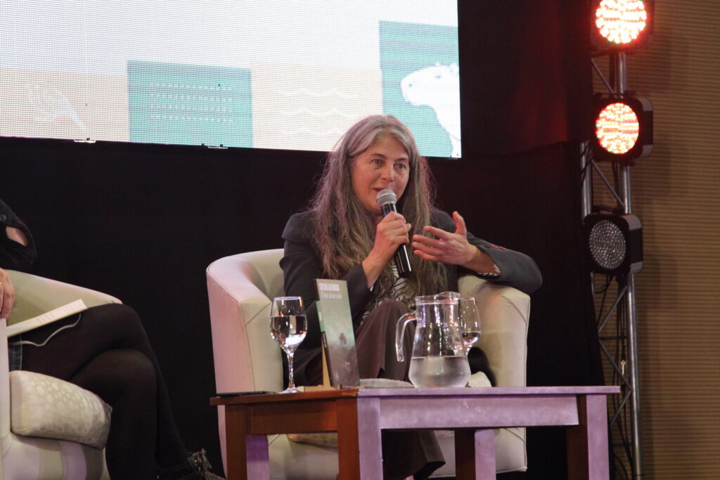alt="Selva Almada habla por micrófono en la Feria Provincial del Libro de Concordia"