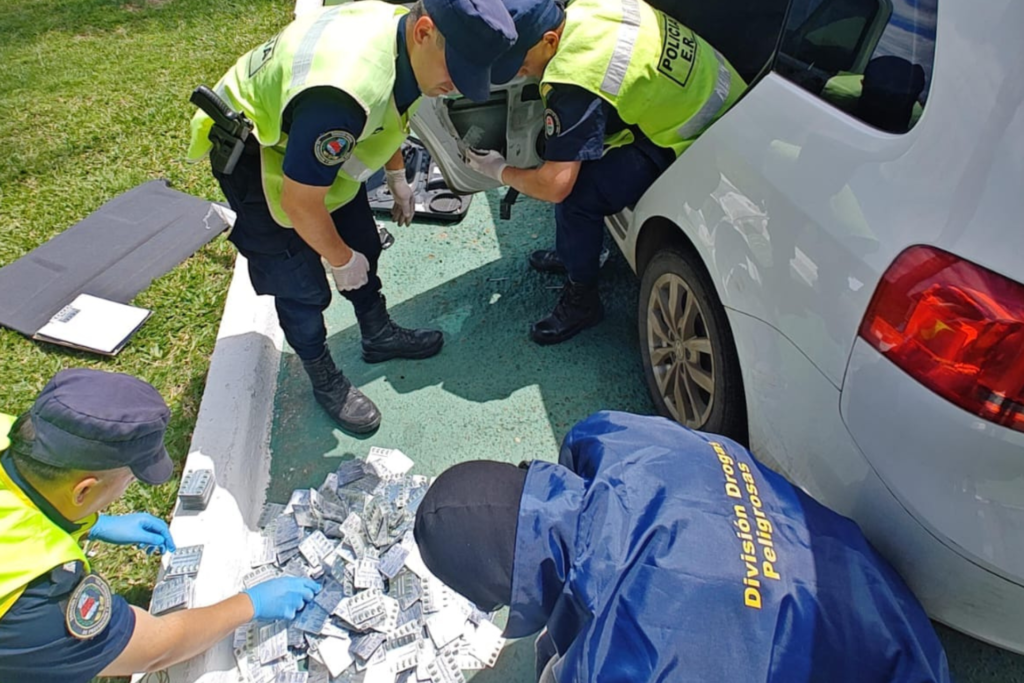 alt="Policías de la División Drogas Peligrosas en el secuestro de psicofármacos en Entre Ríos"