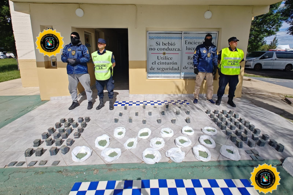 alt="Efectivos de la Policía de Entre Ríos junto al material incautado en el secuestro de psicofármacos en Entre Ríos"