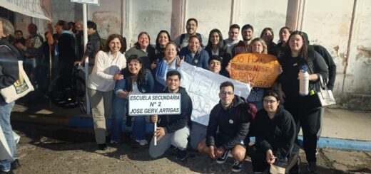 alt="Docentes y estudiantes de la ESJA N°2 de Concordia movilizados por la reforma curricular de Jóvenes y Adultos"