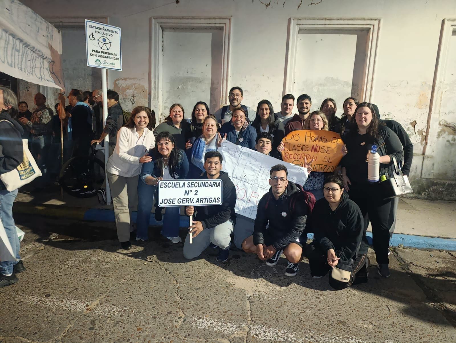 alt="Docentes y estudiantes de la ESJA N°2 de Concordia movilizados por la reforma curricular de Jóvenes y Adultos"