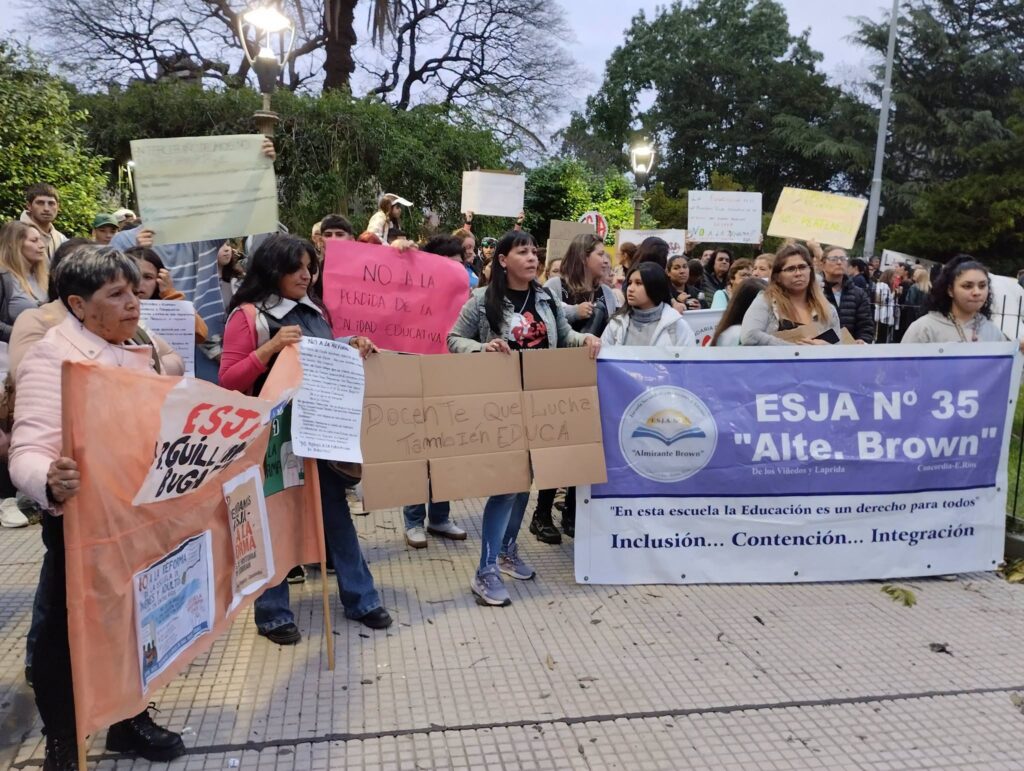 alt="Movilización docente en Concordia con bandera de la ESJA N°35 durante el debate por la reforma curricular de Jóvenes y Adultos"