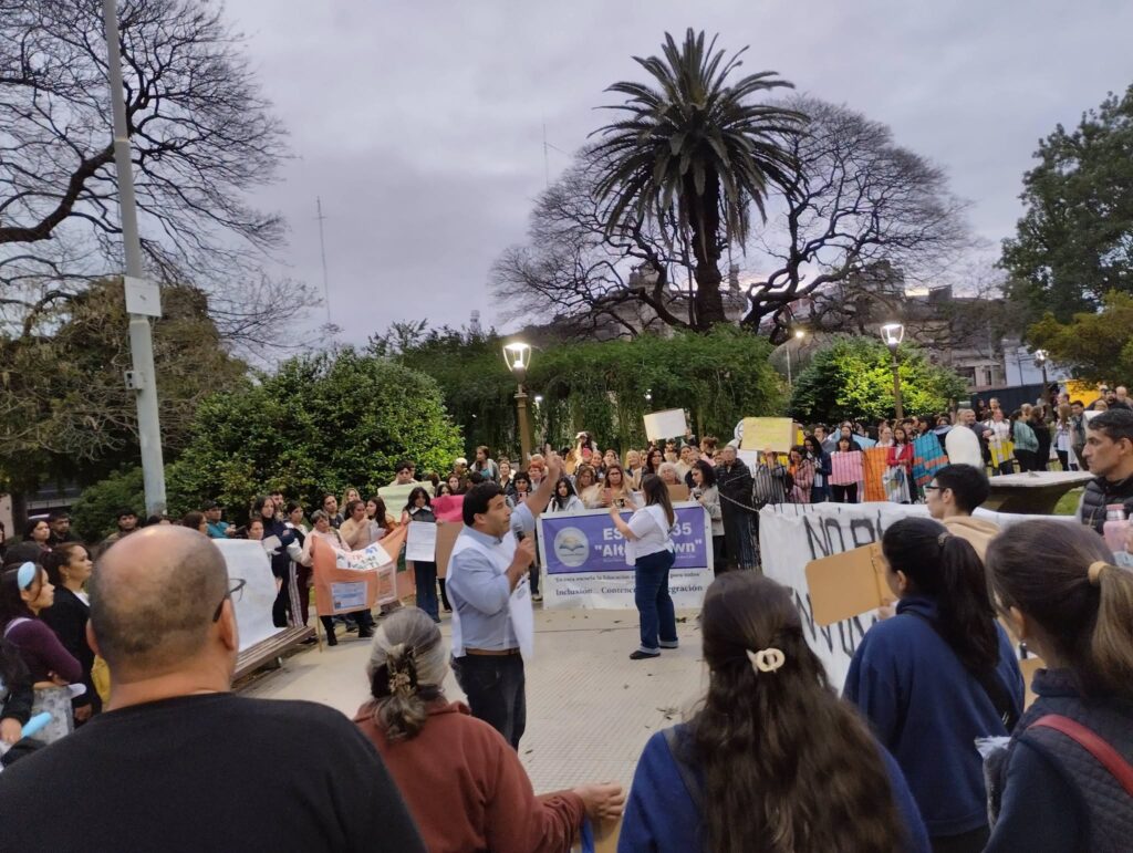 alt="Docentes con cartel de la Escuela N°35 Almirante Broen en la movilización por la reforma curricular de Jóvenes y Adultos"