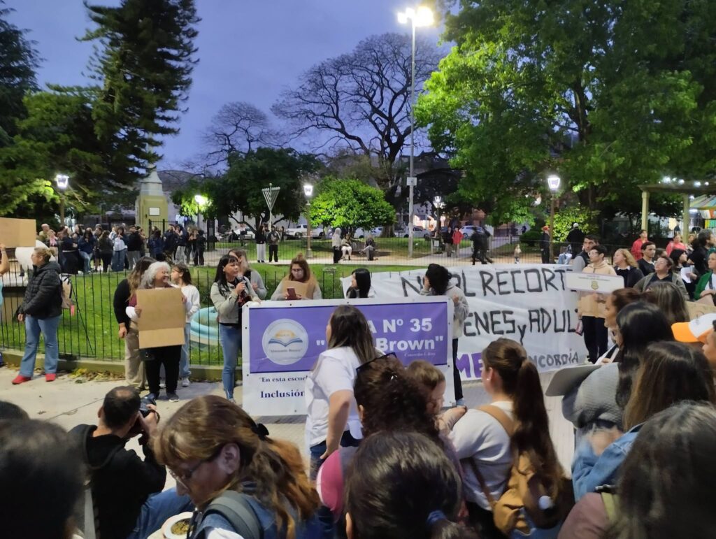 alt="Movilización nocturna de AGMER Concordia con cartel contra el recorte, en el marco de la reforma curricular de Jóvenes y Adultos"