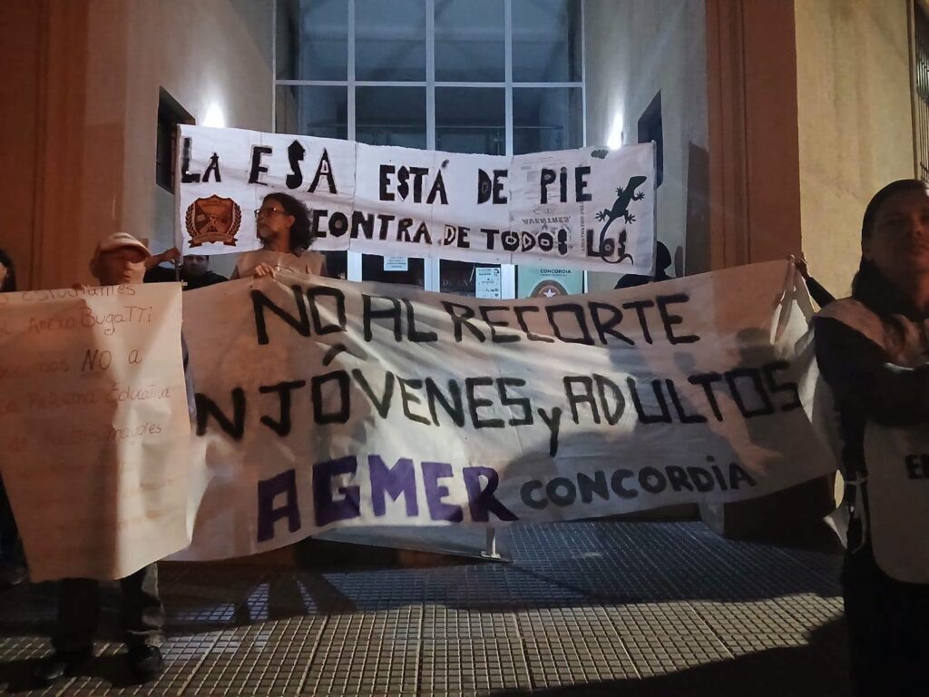 alt="Cartel de AGMER Concordia contra el recorte en educación de adultos, en la movilización por la reforma curricular de Jóvenes y Adultos"