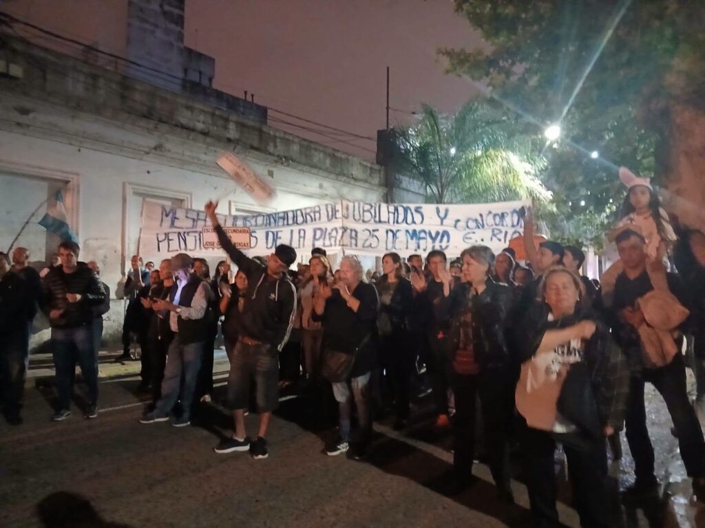 alt="Vecinos y jubilados acompañan la movilización docente por la reforma curricular de Jóvenes y Adultos en Concordia"