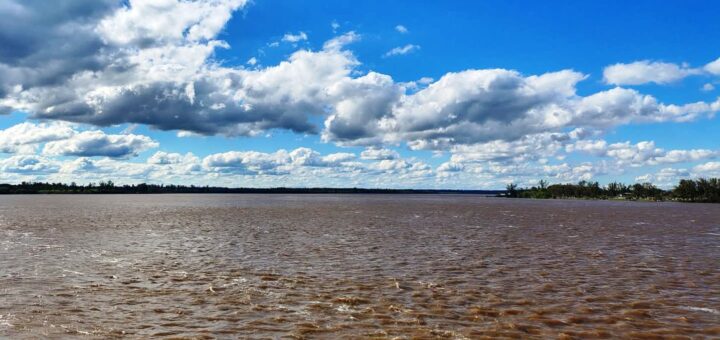 alt="Creciente del río Uruguay en Concordia: aguas marrones y crecidas avanzan sobre la costa frente a la ciudad"
