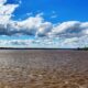 alt="Creciente del río Uruguay en Concordia: aguas marrones y crecidas avanzan sobre la costa frente a la ciudad"