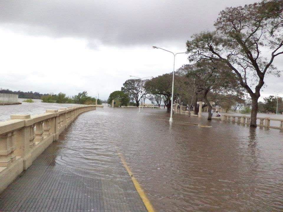alt="Creciente del río Uruguay en Concordia: avenida costanera con agua cubriendo la calzada"