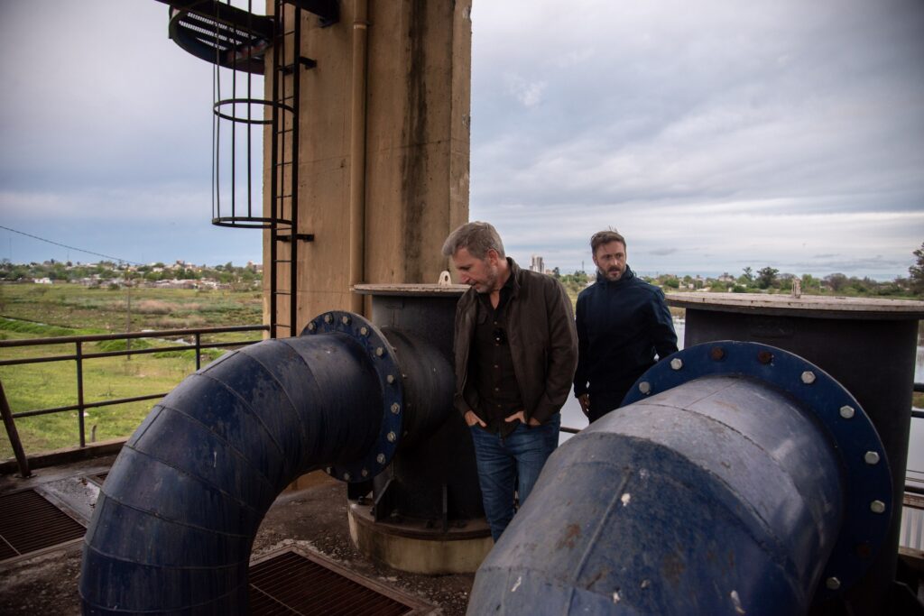 alt="El gobernador y el intendente Francisco Azcué junto a las bombas de la defensa sur durante la recorrida de Frigerio en Concordia por la creciente del río Uruguay"