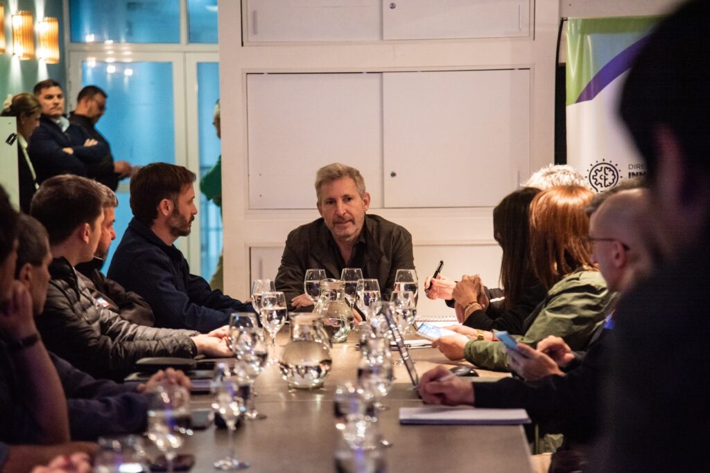 alt="Autoridades en la reunión del Comité de Emergencia de Concordia por la creciente del río Uruguay"