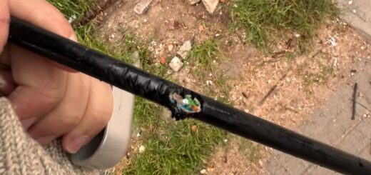 alt="Cable de fibra óptica dañado por los cortes de luz y de internet en Concordia tras la tormenta"