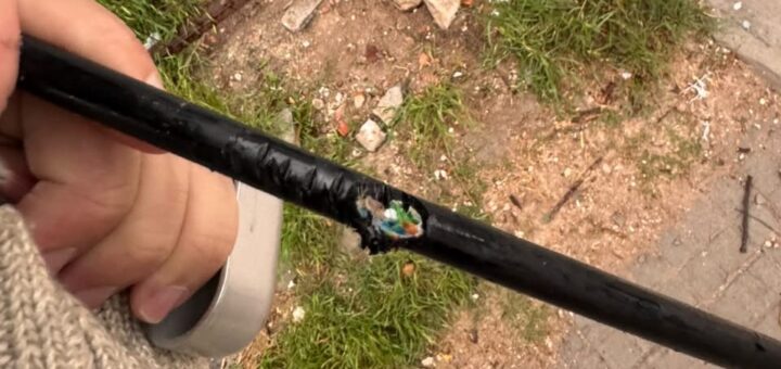 alt="Cable de fibra óptica dañado por los cortes de luz y de internet en Concordia tras la tormenta"