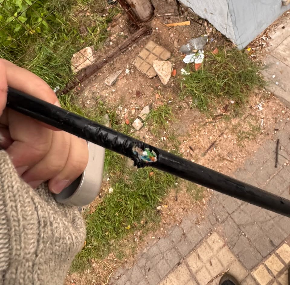 alt="Cable de fibra óptica dañado por los cortes de luz y de internet en Concordia tras la tormenta"