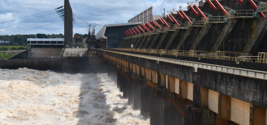 alt="Vertedero de la represa de Salto Grande con compuertas abiertas durante el descenso del río Uruguay en Concordia"