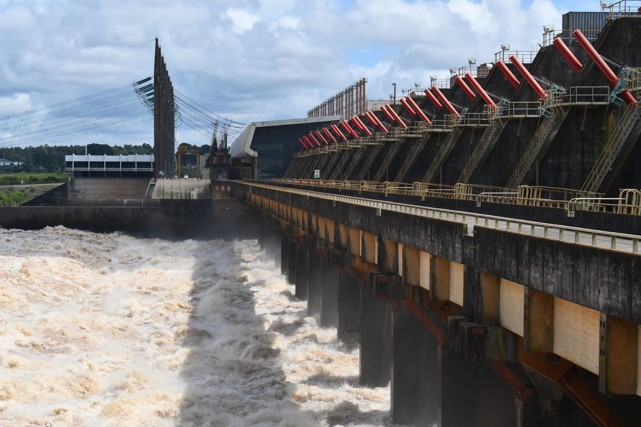 alt="Vertedero de la represa de Salto Grande con compuertas abiertas durante el descenso del río Uruguay en Concordia"
