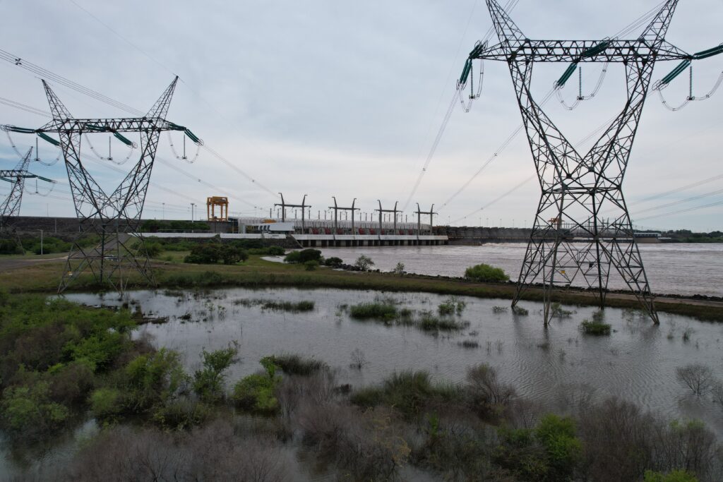 alt="Represa de Salto Grande y campos anegados durante el descenso del río Uruguay en Concordia"