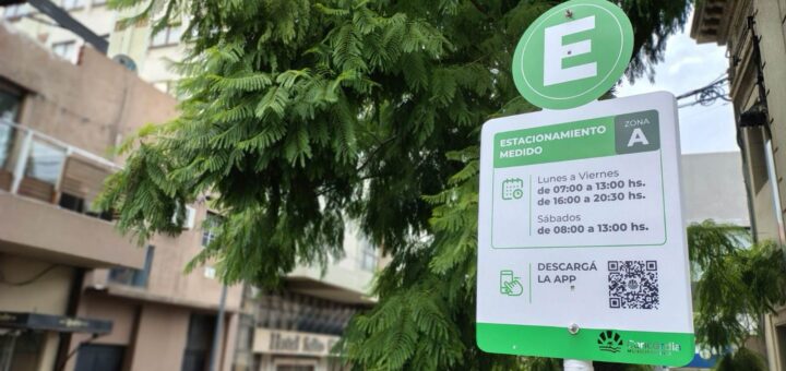 alt="Cartel verde de la Zona A del sistema donde rige el estacionamiento medido liberado en Concordia los miércoles"