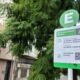 alt="Cartel verde de la Zona A del sistema donde rige el estacionamiento medido liberado en Concordia los miércoles"