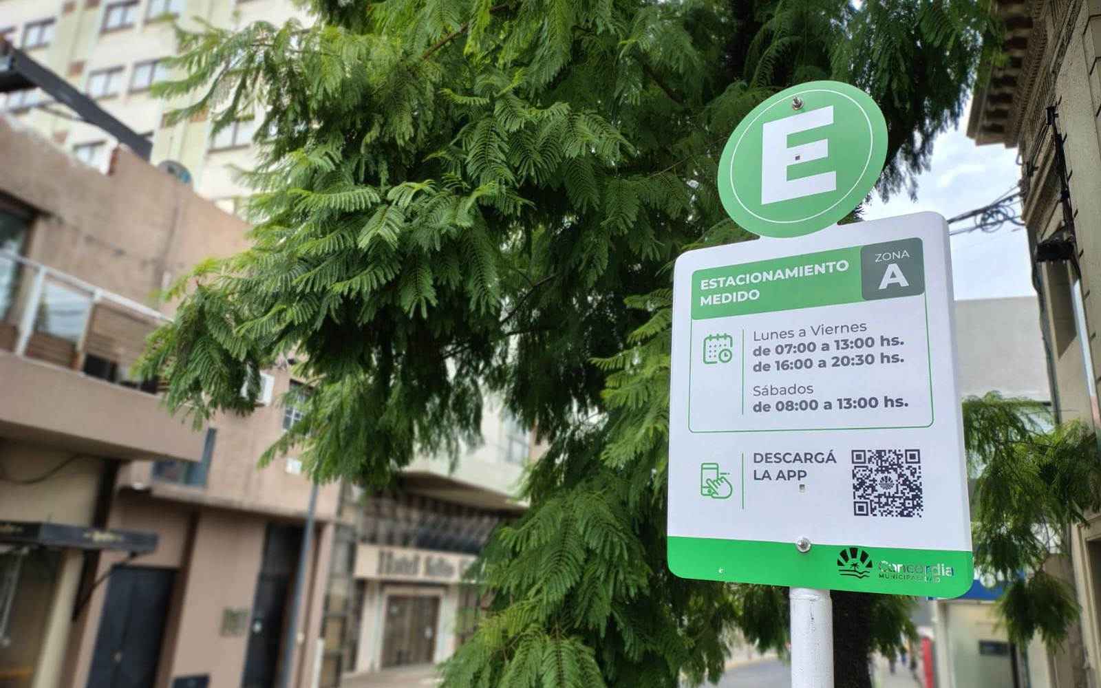 alt="Cartel verde de la Zona A del sistema donde rige el estacionamiento medido liberado en Concordia los miércoles"