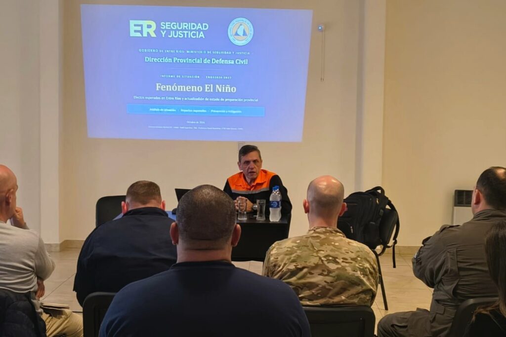 alt="reunión de Defensa Civil durante alerta naranja y amarilla en Entre Ríos sin evacuados"