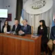 Ministro y funcionarios presentan el presupuesto provincial 2027 en un salón con las banderas de Entre Ríos y de Argentina.