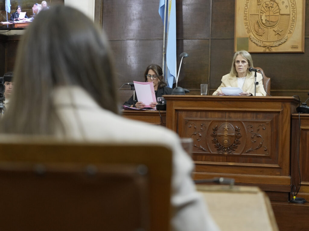 alt="Vista del recinto del Concejo Deliberante de Concordia durante el tratamiento de la Ley de Grandes Superficies en Concordia, con la mesa de presidencia al fondo"