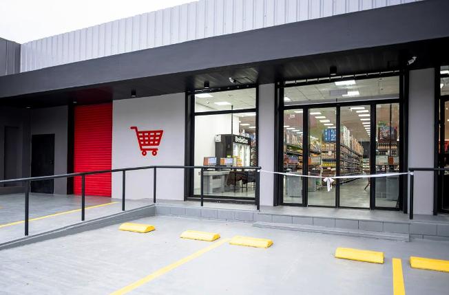 alt="Frente del nuevo supermercado de Maycon en el centro de Concordia, con cinta en la puerta, en el debate por la Ley de Grandes Superficies en Concordia"